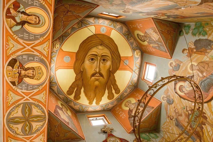 Потрясающие фрески выполнены в традициях белорусской монастырской иконописи