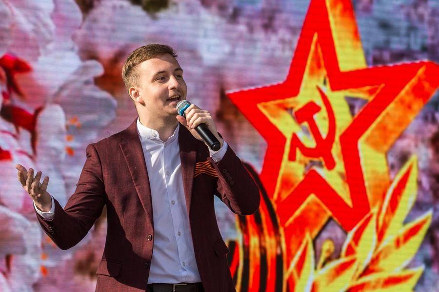 Патриотический концерт на главной сцене идет весь день