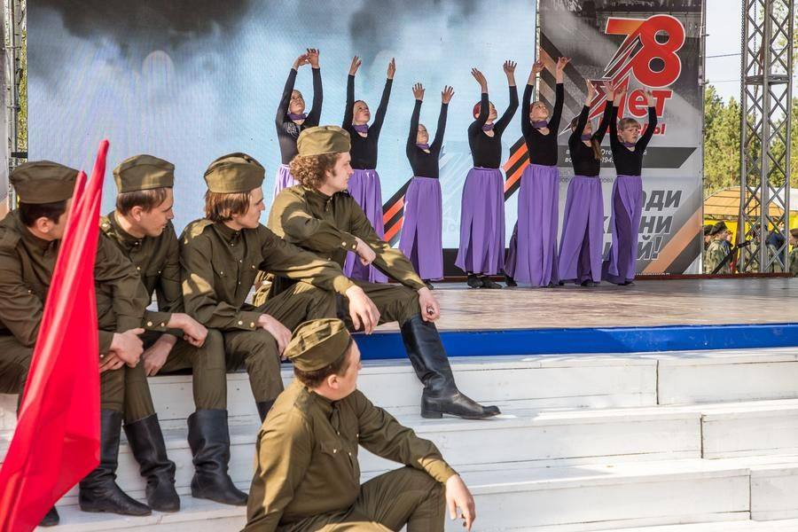Вокальные номера сменяются танцевальными