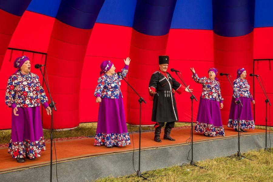 К этому моменту зал уже трудно удивить, но помогает шуточная песня о любви