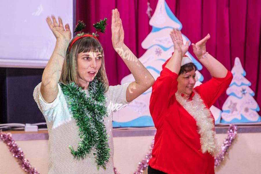 В группе поддержки — родители выступающих