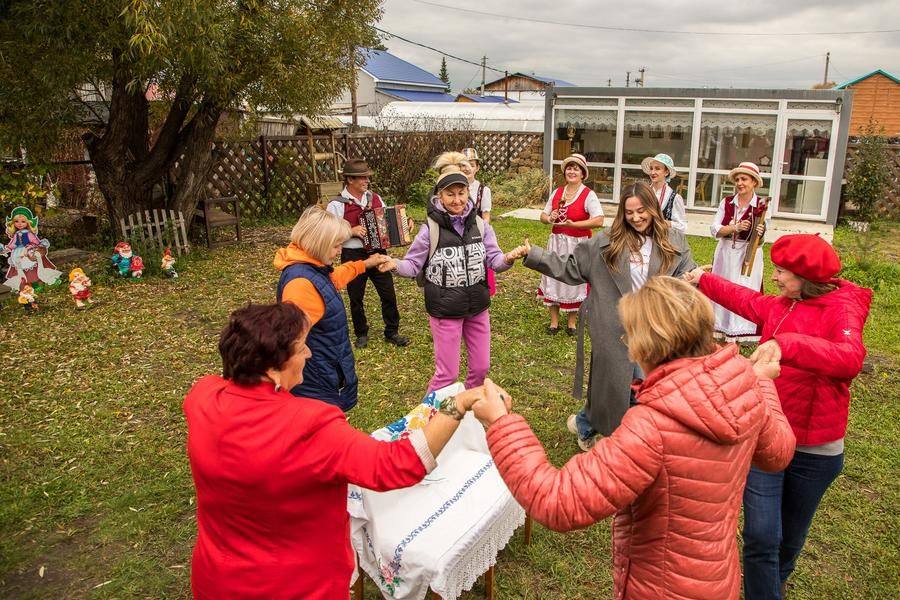 Итак, начинаем: гости водят хоровод под звуки немецкой польки