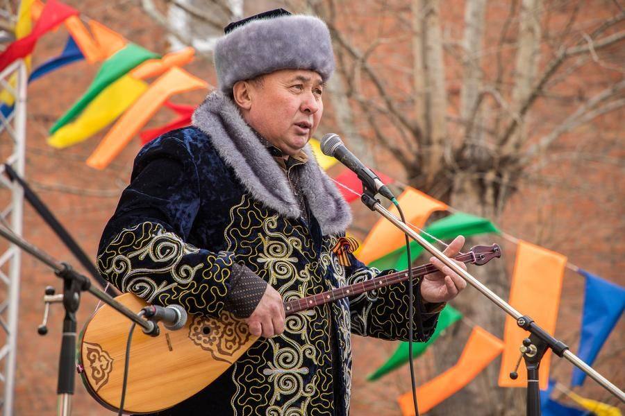 А вот импровизация акына не имеет цели удивить или развлечь
