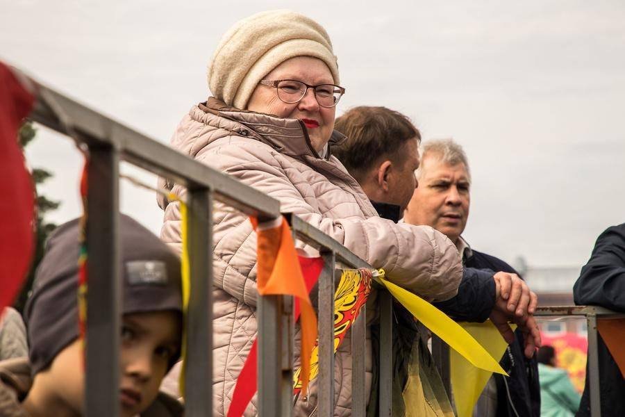 Еще минут десять, и свежеиспеченным лакомством начнут угощать гостей праздника