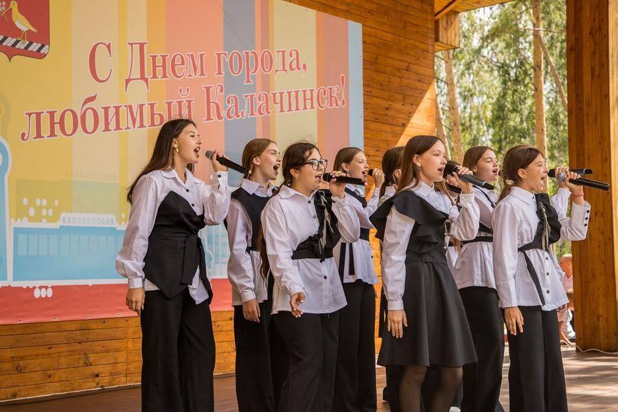 А вот и артисты другого жанра: песню городу посвящает коллектив «Вокал-студия» ЦДТ