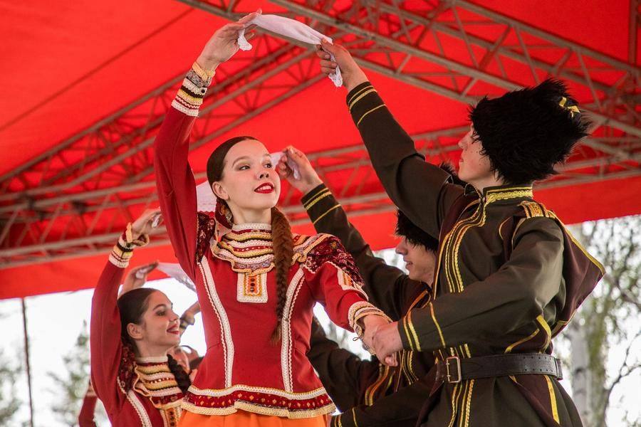 На главной сцене завершается 6-часовая программа: мини-спектакли, песни, танцы