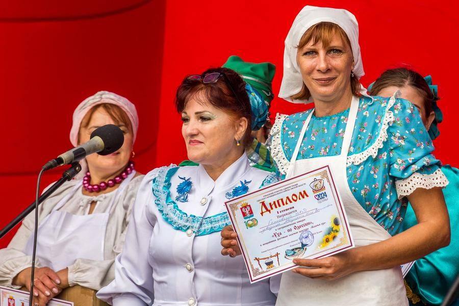 Концерт завершается награждением лучших поваров «Казачьей ухи»