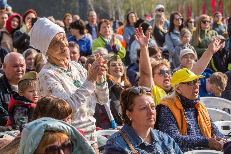 Аудитория активно подпевает и в целом реагирует очень эмоционально