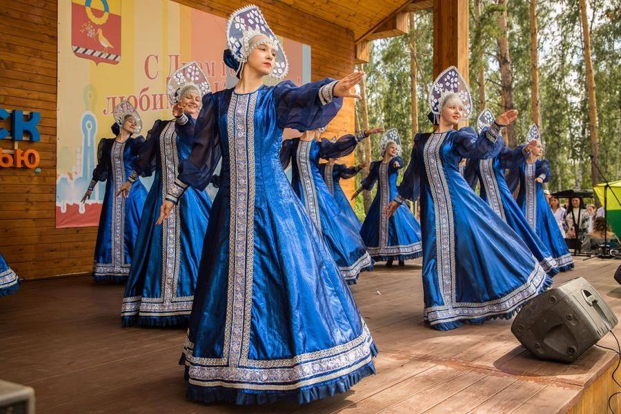 И вновь на сцене уже полюбившаяся нам «Юность» с танцем «Россия»