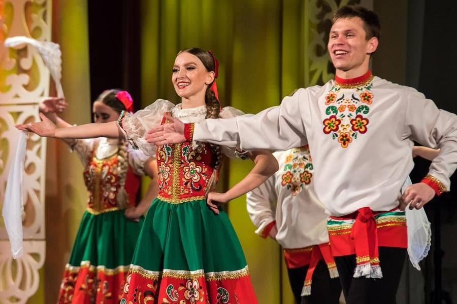 Балет словно соревнуется с солисткой за внимание аудитории