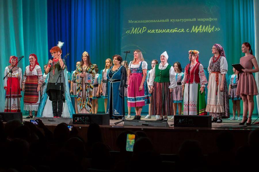 Итоги творческого марафона подводит директор Дома дружбы Наталья Степанова