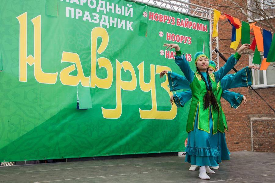 Все новые и новые исполнители выходят на сцену, и Навруз продолжается