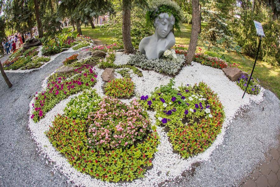 Чуть поодаль «Мать-природа» вновь поднимает глубокие, мировоззренческие темы