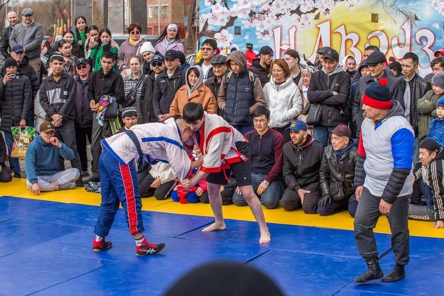 Тем временем на площади проходят соревнования по борьбе куреш