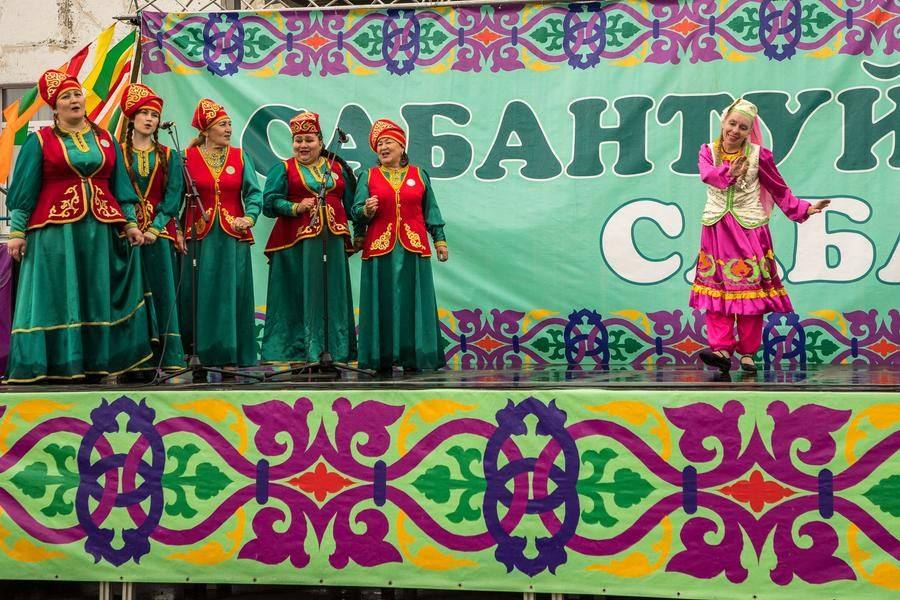 Несмотря на дождь, главная сцена не пустует