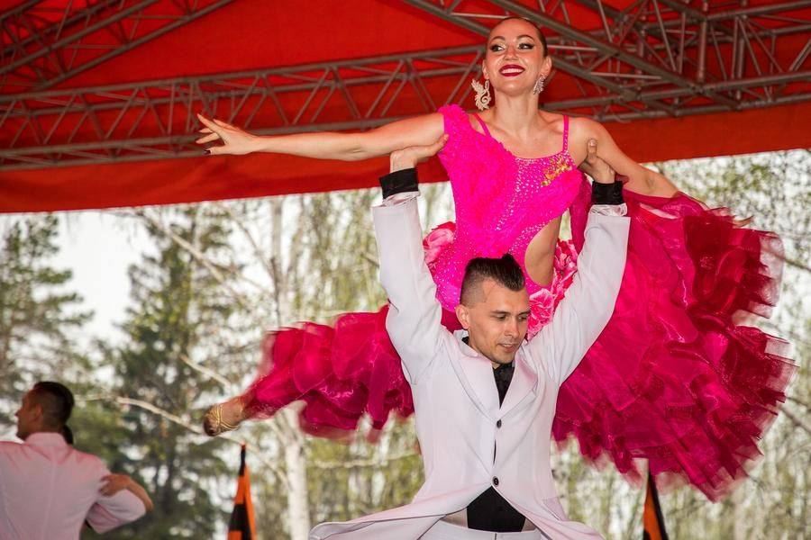 Что, впрочем, не мешает показывать сложные хореографические номера