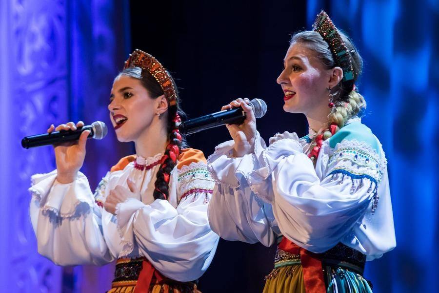 На сцене вновь Екатерина Гаврияшева (справа) и Елизавета Митенёва