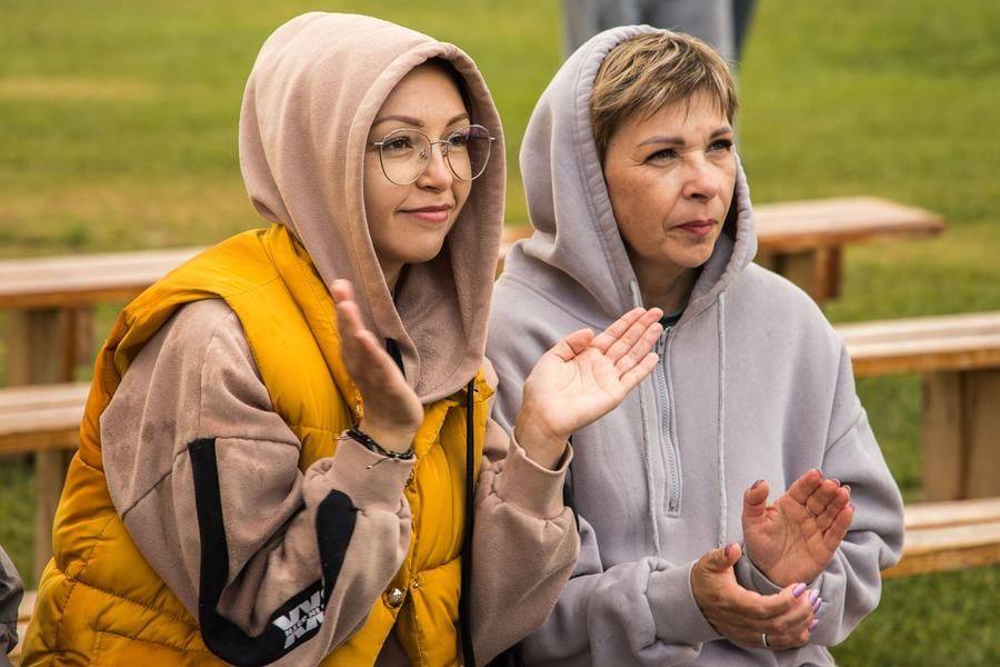 Зрители по-прежнему увлечены происходящим