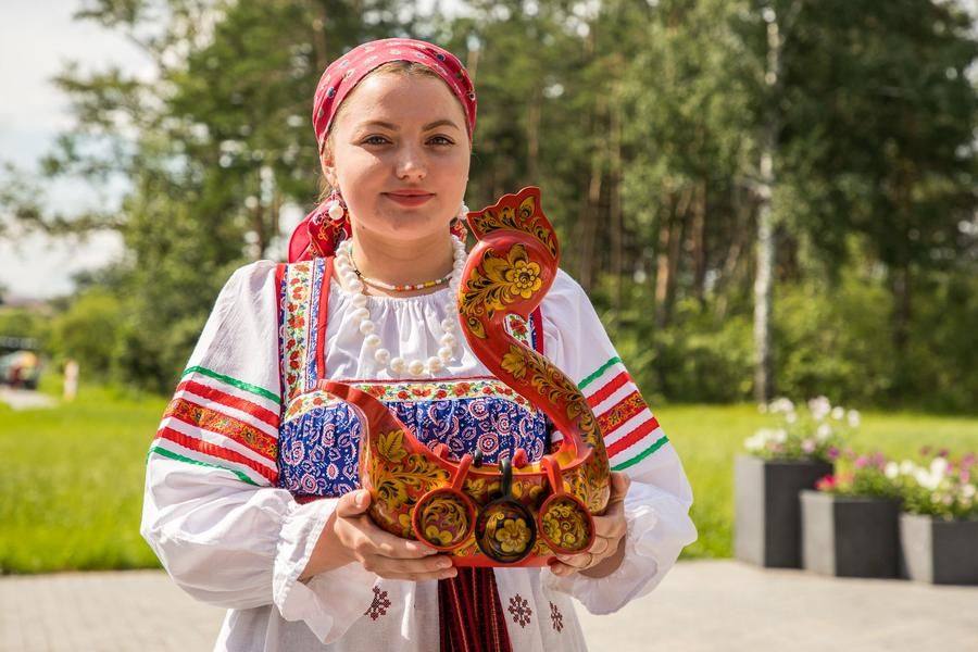 По замыслу организаторов, лучшему исполнителю сегодня достанется братина…