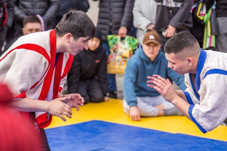 С древних времен поединки борцов проводятся в рамках общественных мероприятий