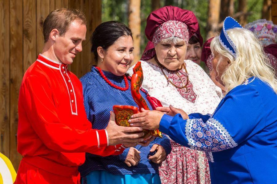 …поэтому все претенденты должны подержать ее в руках перед концертом