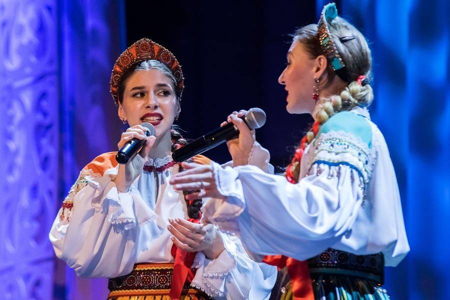 Диалог вокалисток смотрится трогательно и проникновенно