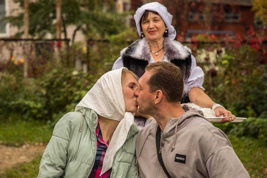 Кто-то из туристов в шутку кричит: «Горько!», но пара считает уместным отреагировать