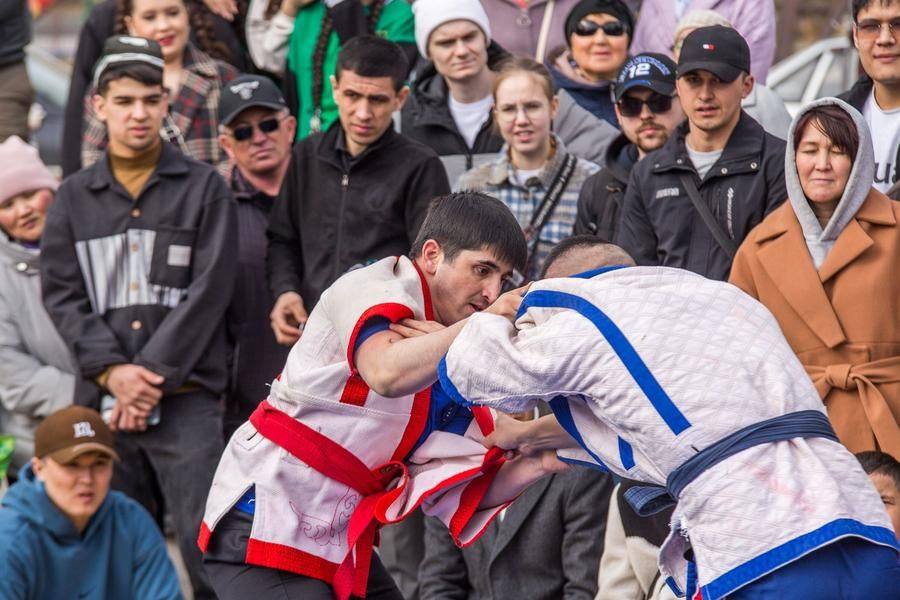 Судьи начисляют баллы за каждый примененный прием…