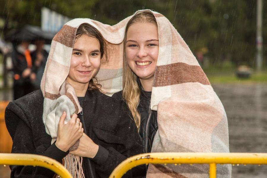 После шести вечера у сцены остаются только самые преданные искусству зрители