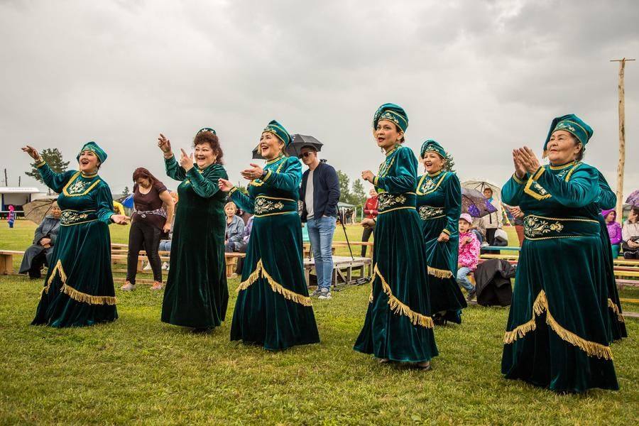 После нескольких за день ливней уже неважно, петь на сцене или рядом с ней