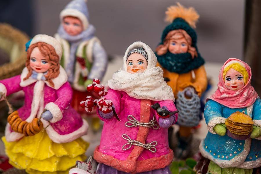На многих продаются сувениры — например, куклы ручной работы Надежды Нестерской