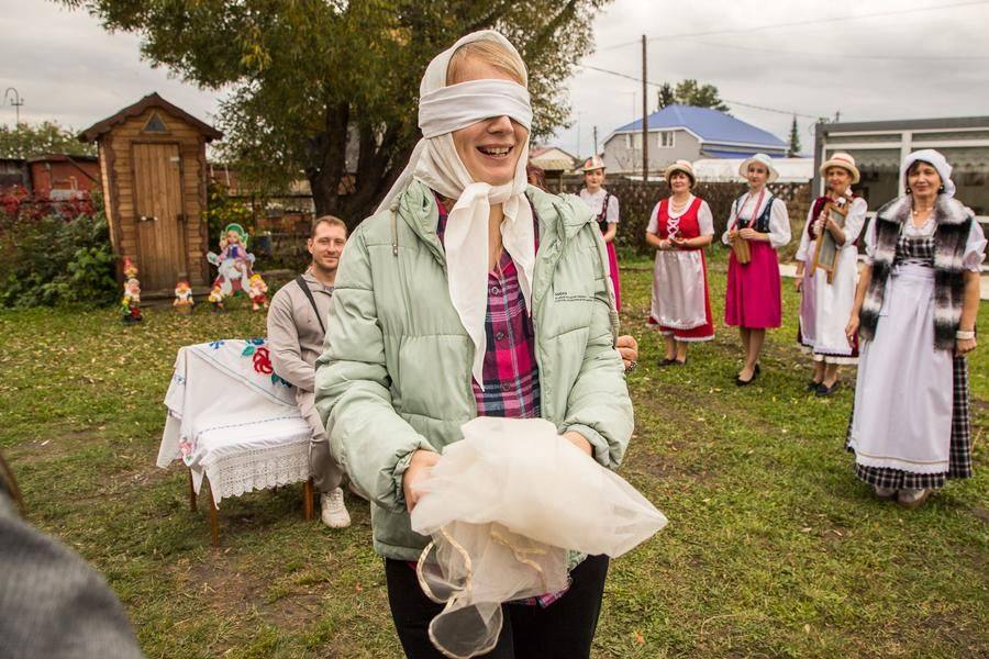 В финале обряда фата с венком передается кому-то из гостей: выбор делается с завязанными глазами