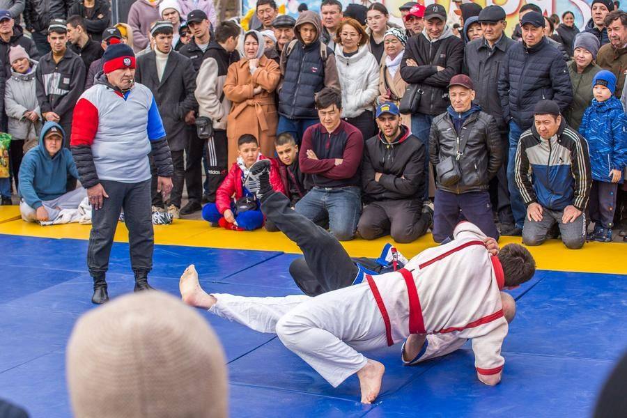 …но главная цель схватки — технично уложить соперника на обе лопатки