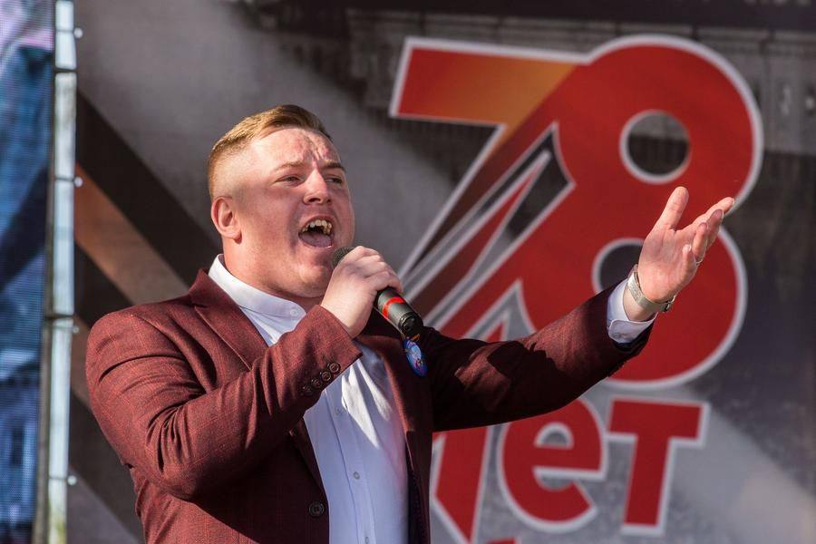 В канву концерта удачно вплетена современная песня «Встанем!», ее автор — Shaman