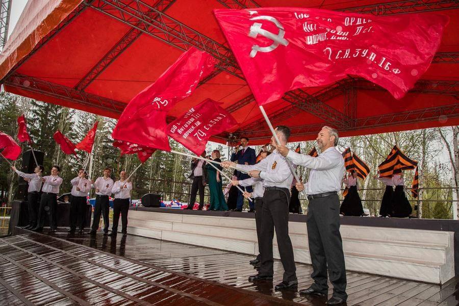 С ними и для них исполняется финальная песня Давида Тухманова и Владимира Харитонова