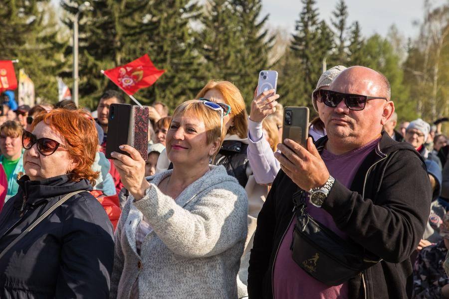 В едином порыве аудитория откликнулась на призыв вокалиста «Гранд бэнд»