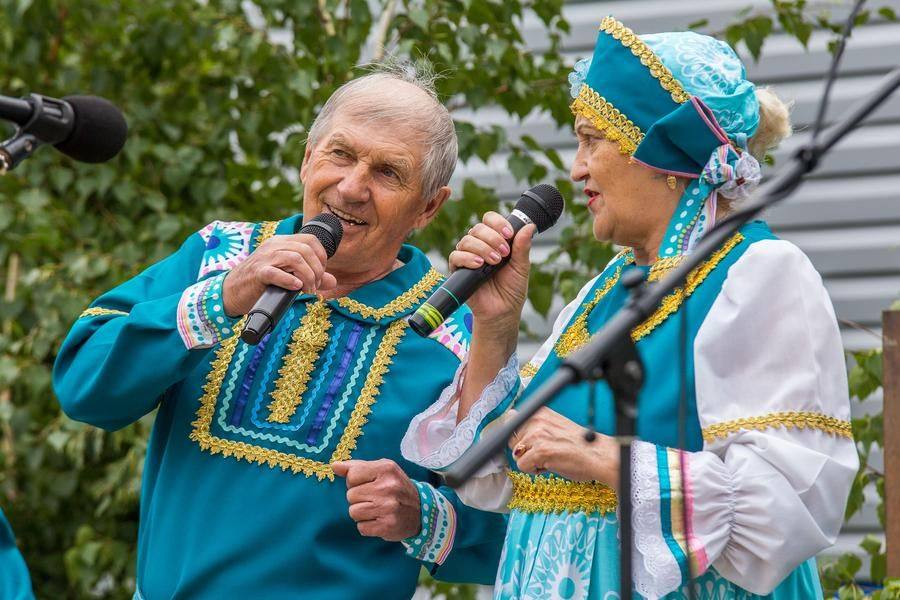 Ну а оплотом веселья стал хор ветеранов «Родные напевы» Оконешниковского района