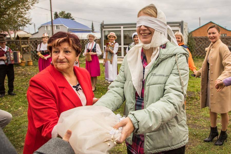 По поверью, скорая свадьба ожидает ту или того, кто примет фату из рук невесты