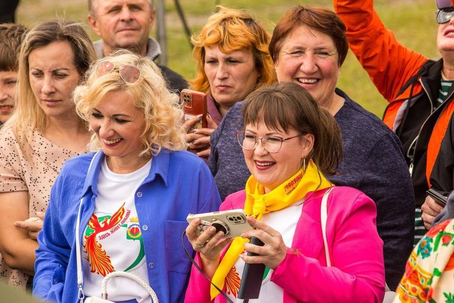 Взрослые наблюдают и подбадривают