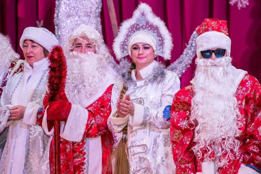Через несколько минут начнется церемония награждения: всем подготовлены дипломы
