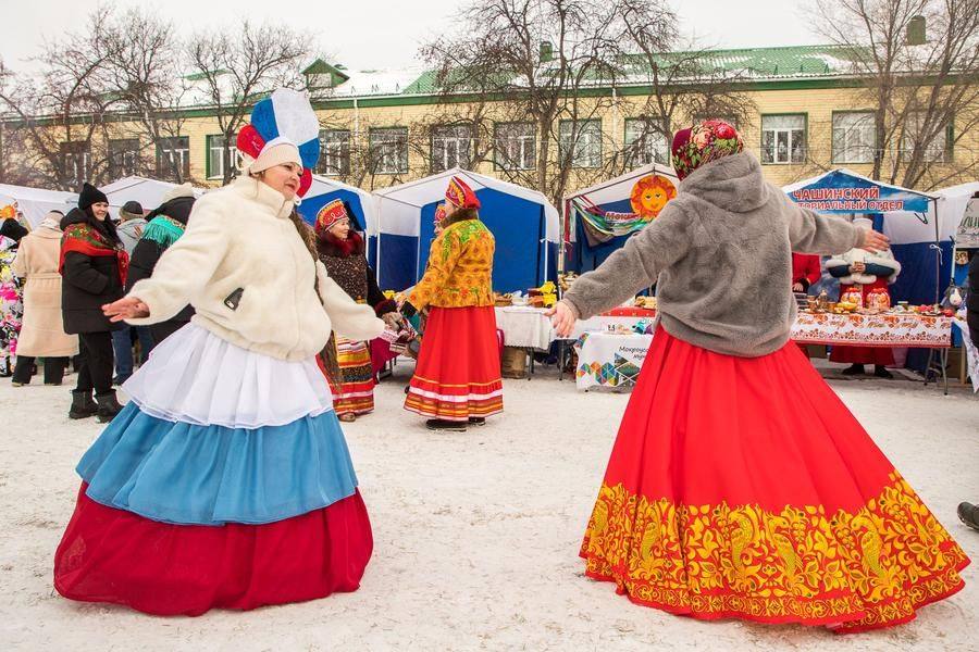 Как вы думаете, кто эти танцующие девушки в пышных юбках?