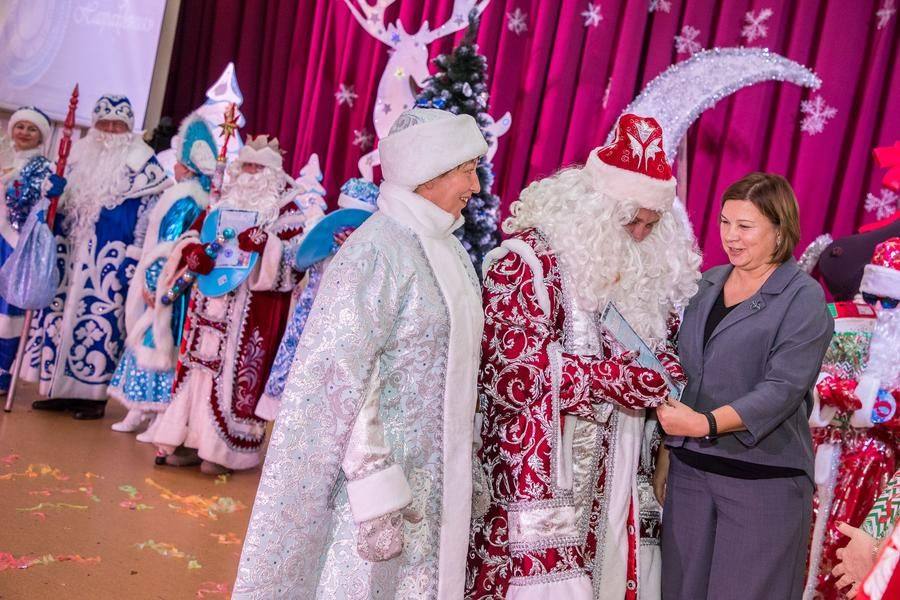 Их вручает председатель районного комитета по культуре и искусству Юлия Басова