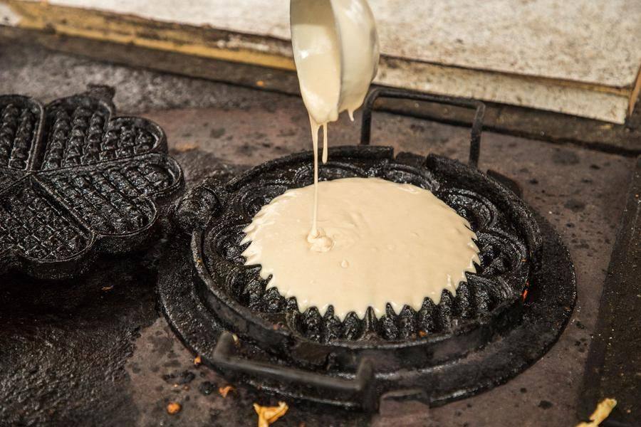 У старинной чугунной вафельницы сегодня особая миссия — удивить блогеров