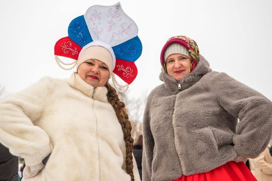 Одна из них — участница отдельного конкурса костюмов «Баба на чайник»
