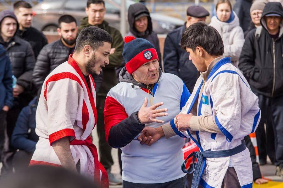 В спорных ситуациях судья невозмутимо разъясняет правила