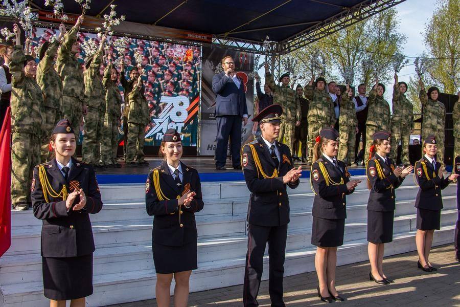 Все участники заключительной части концерта присоединяются к поздравлениям