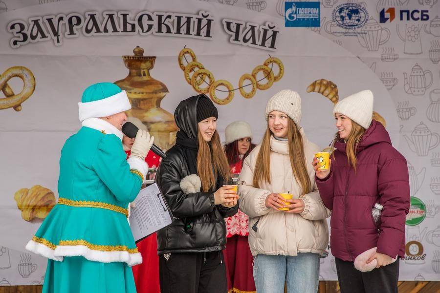 Сцена не пустует ни минуты: между творческими номерами проводятся конкурсы