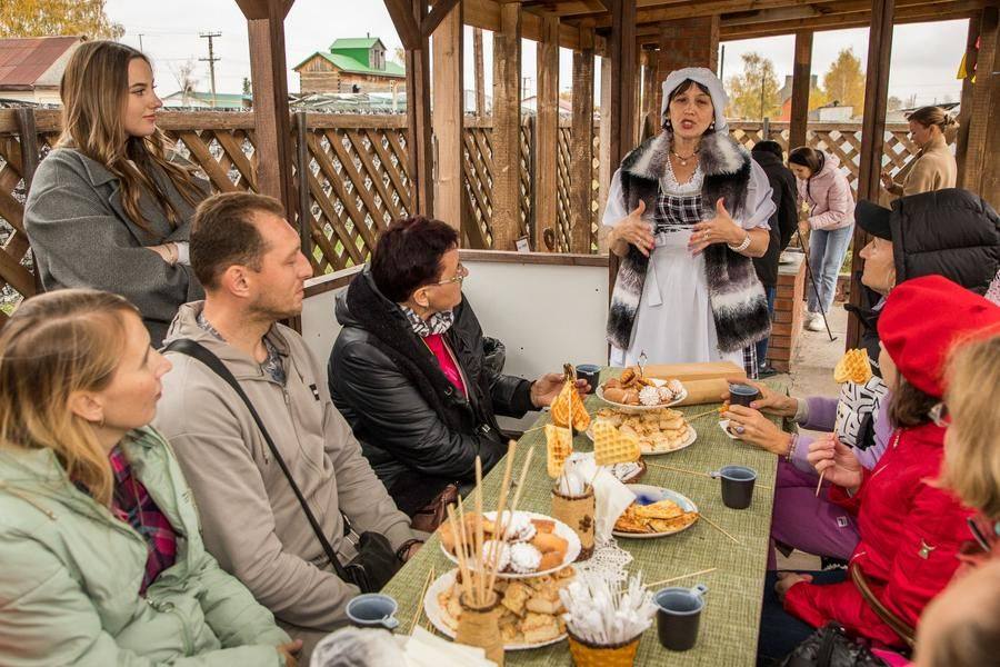 Кроме вафель, на сладком столе есть и промышленная выпечка, которой славятся кондитеры из Александровки