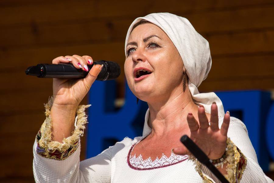 Эта проникновенная композиция называется «Лети, перышко»
