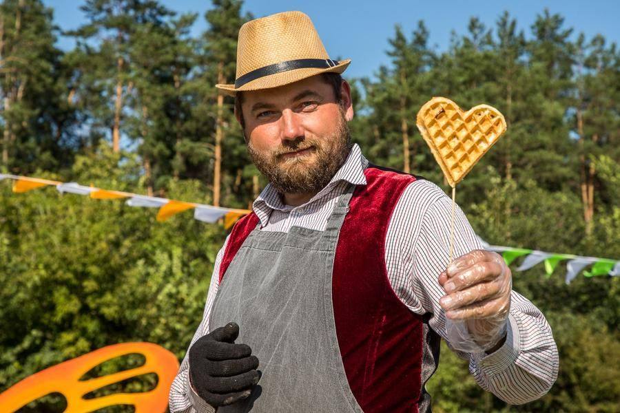 Неподалеку за небольшую плату доступны немецкие вафли с пылу с жару